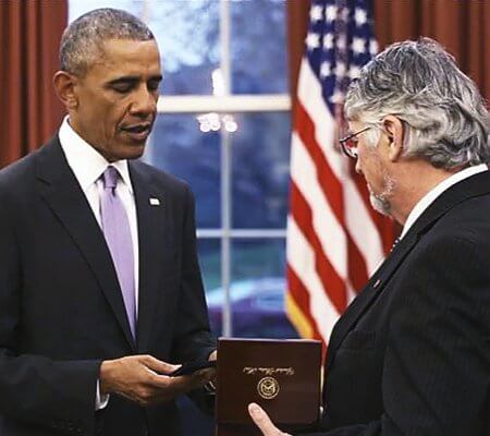 Don Everhart Presenting the Inaugural Medal to President Barack Obama
